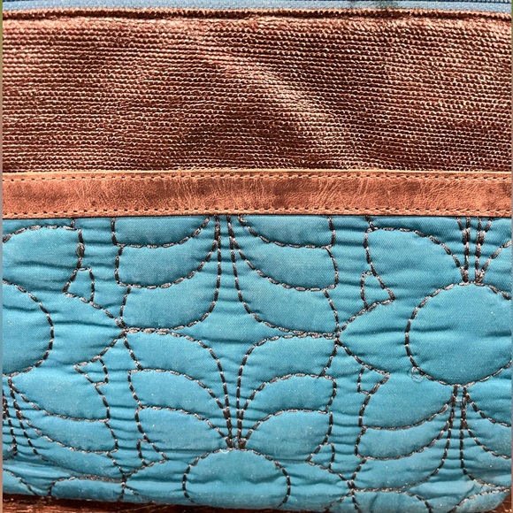 FOSSIL QUILTED FLOWER PRNT/LEATHER OUTSIDE w/WAX LINED FABRIC INSIDE TABLET CASE - Picture 5 of 9